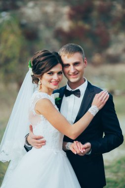 Yeni evli bir düğün yürüyüş