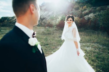 Yeni evli bir düğün yürüyüş