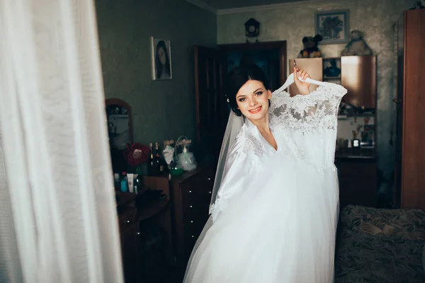 Gaun Pernikahan Memegang Pengantin — Stok Foto