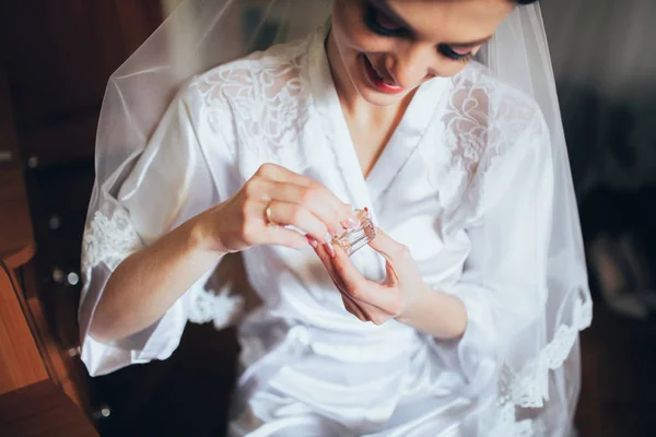 Braut mit Parfüm — Stockfoto