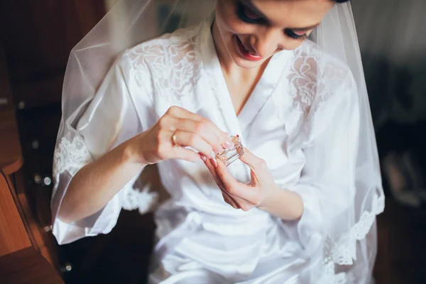 Sposa utilizzando profumo — Foto Stock