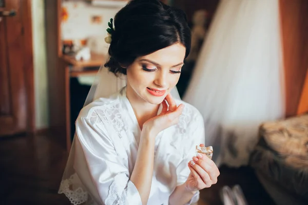 Bride using perfume — Stock Photo, Image