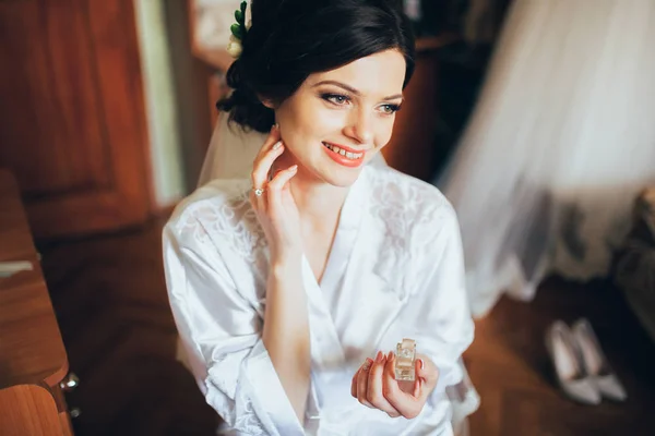 Sposa utilizzando profumo — Foto Stock