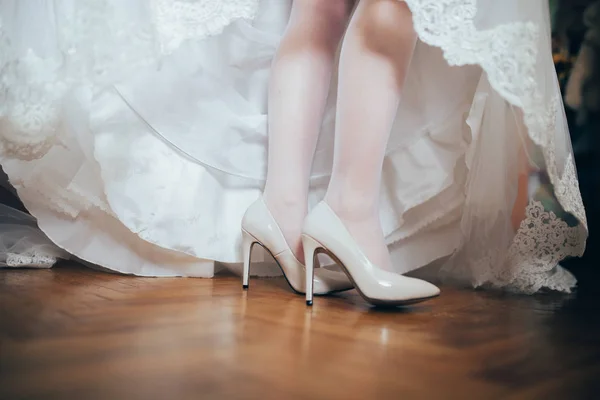 Brudens ben i vita höga klackar — Stockfoto