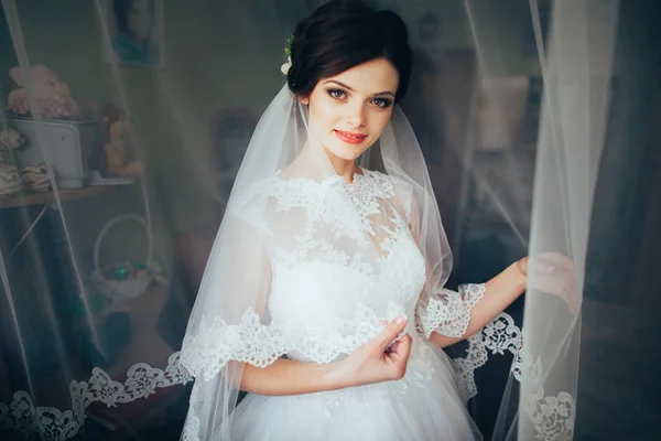 Attraente bruna giovane sposa — Foto Stock