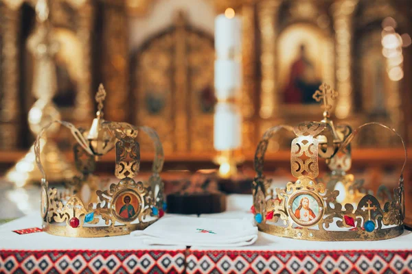 Coroas de casamento na igreja — Fotografia de Stock