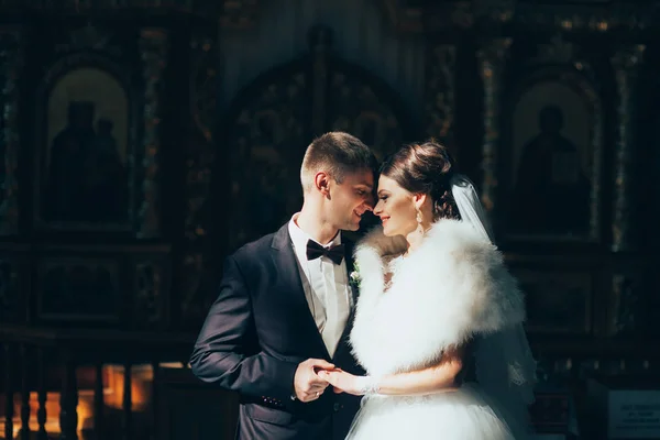 Noiva e noivo na igreja — Fotografia de Stock