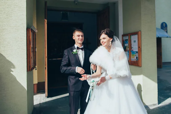 Casamento casal perto do prédio — Fotografia de Stock