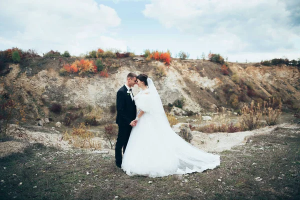 Recém-casados em uma caminhada de casamento — Fotografia de Stock