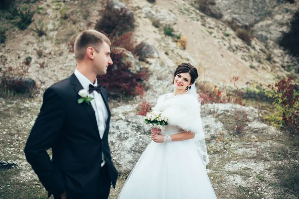 Newlyweds on a wedding walk — Stock Photo, Image