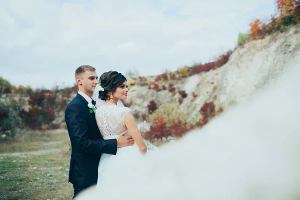 Recién casados en un paseo de bodas — Foto de Stock