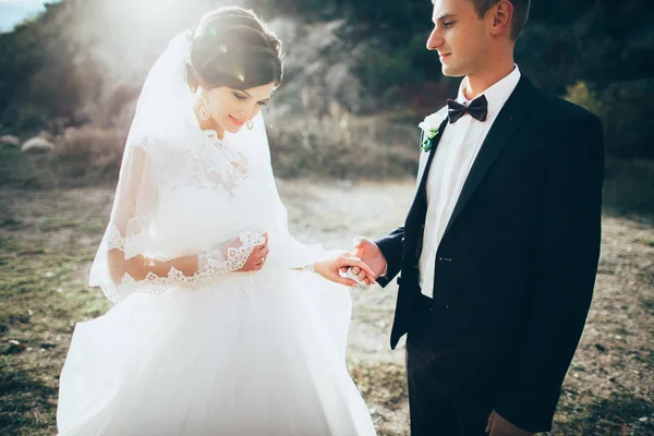 Recém-casados em uma caminhada de casamento — Fotografia de Stock