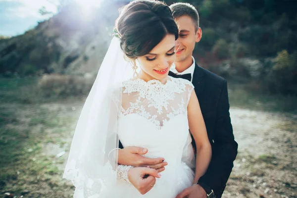 Recém-casados em uma caminhada de casamento — Fotografia de Stock