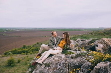 Genç çift dağlarda poz