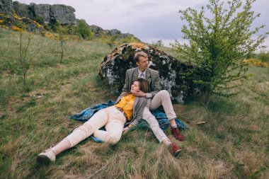 Genç çift dağlarda poz