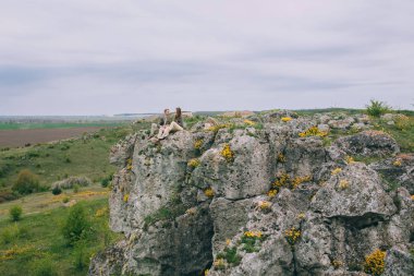 Genç çift dağlarda poz