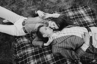  Halı dağlarda yatan Çift