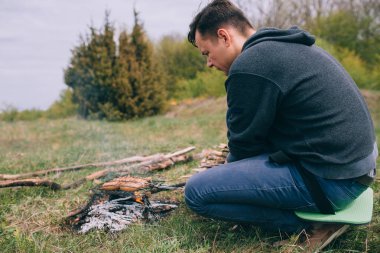 Adam yapmaya çalışan eller yangın 