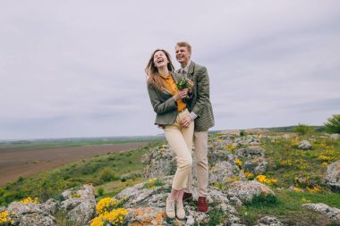 Genç çift dağlarda poz