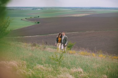 Genç çift dağlarda poz