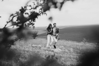 Genç çift dağlarda poz