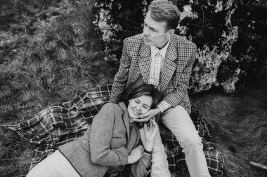 Genç çift dağlarda poz