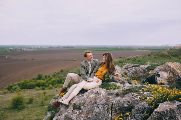 Jeune couple posant dans les montagnes — Photo