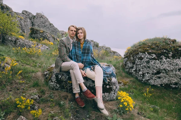 Genç çift dağlarda poz