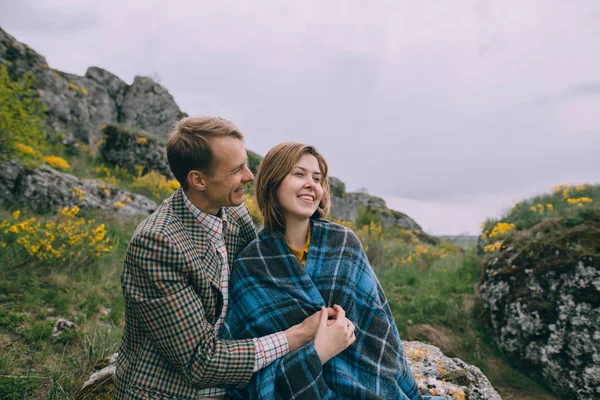 Cuplu tânăr care pozează în munți — Fotografie, imagine de stoc