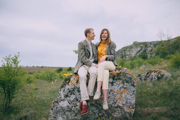 Jovem casal abraçando nas montanhas — Fotografia de Stock