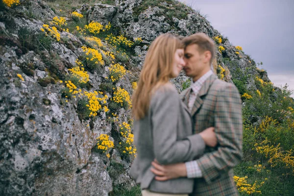 Jovem casal posando nas montanhas — Fotografia de Stock