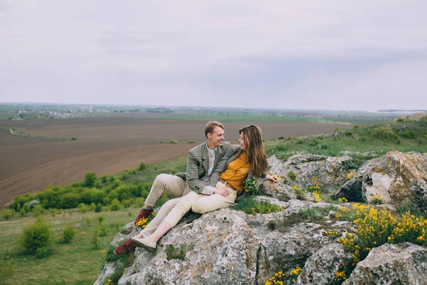 Jeune couple posant dans les montagnes — Photo