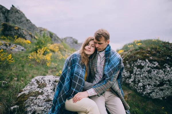 Jeune couple posant dans les montagnes — Photo