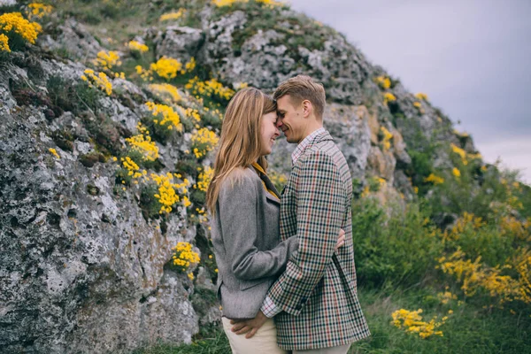 Junges Paar posiert in den Bergen — Stockfoto