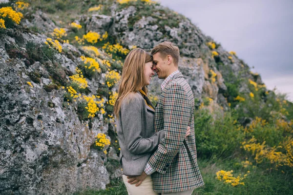 Jeune couple posant dans les montagnes — Photo