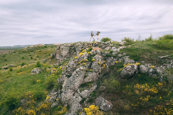 Mladý pár pózuje v horách — Stock fotografie