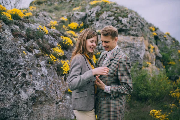 Молода пара обіймається в горах — стокове фото