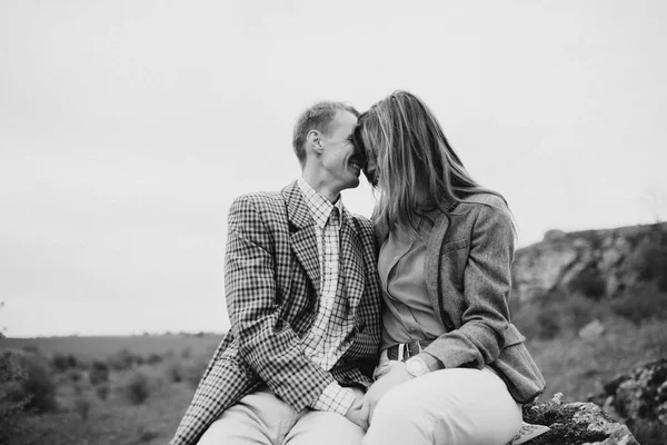 Jeune couple posant dans les montagnes — Photo