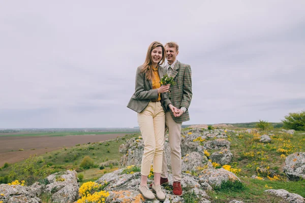 Jovem casal posando nas montanhas — Fotografia de Stock