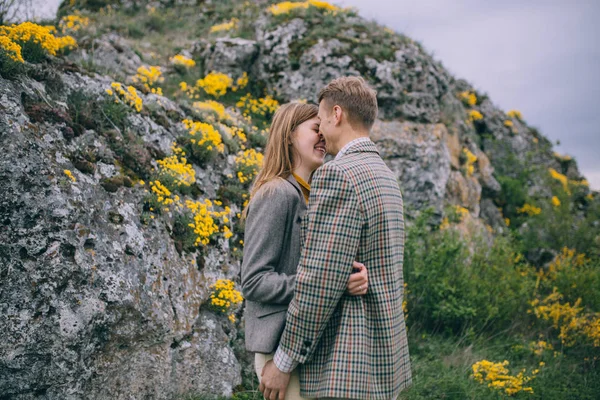 Jeune couple posant dans les montagnes — Photo