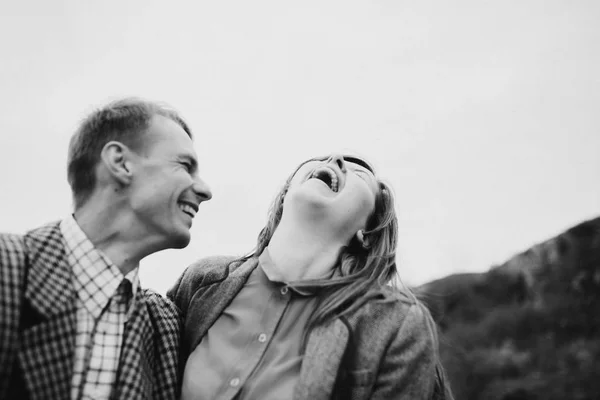 Jeune couple posant dans les montagnes — Photo