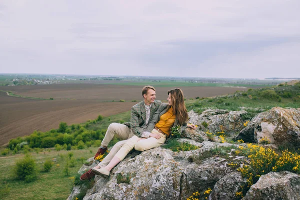 Jeune couple posant dans les montagnes — Photo
