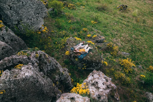 Jovem casal posando nas montanhas — Fotografia de Stock