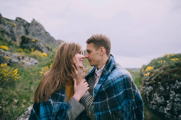 Jovem casal posando nas montanhas — Fotografia de Stock