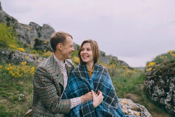 Jeune couple posant dans les montagnes — Photo