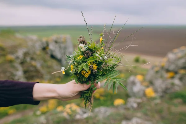 Elinde kır çiçekleri buketi — Stok fotoğraf