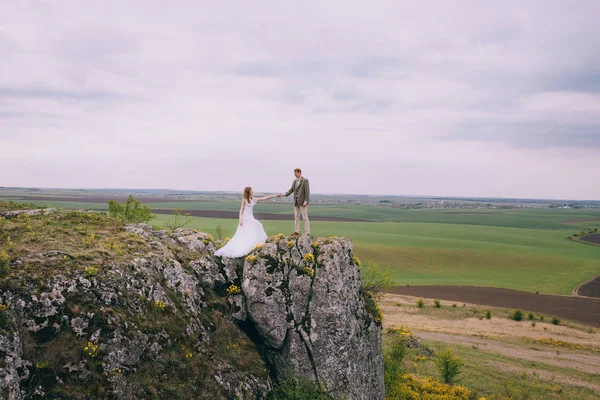 Nádherný pár šťastní novomanželé — Stock fotografie