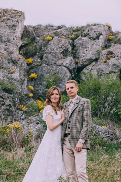 Schönes Paar von glücklichen Brautpaaren — Stockfoto