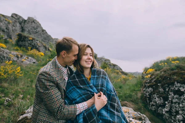 Jeune couple posant dans les montagnes — Photo