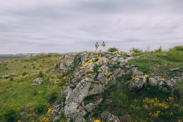Genç çift dağlarda poz — Stok fotoğraf